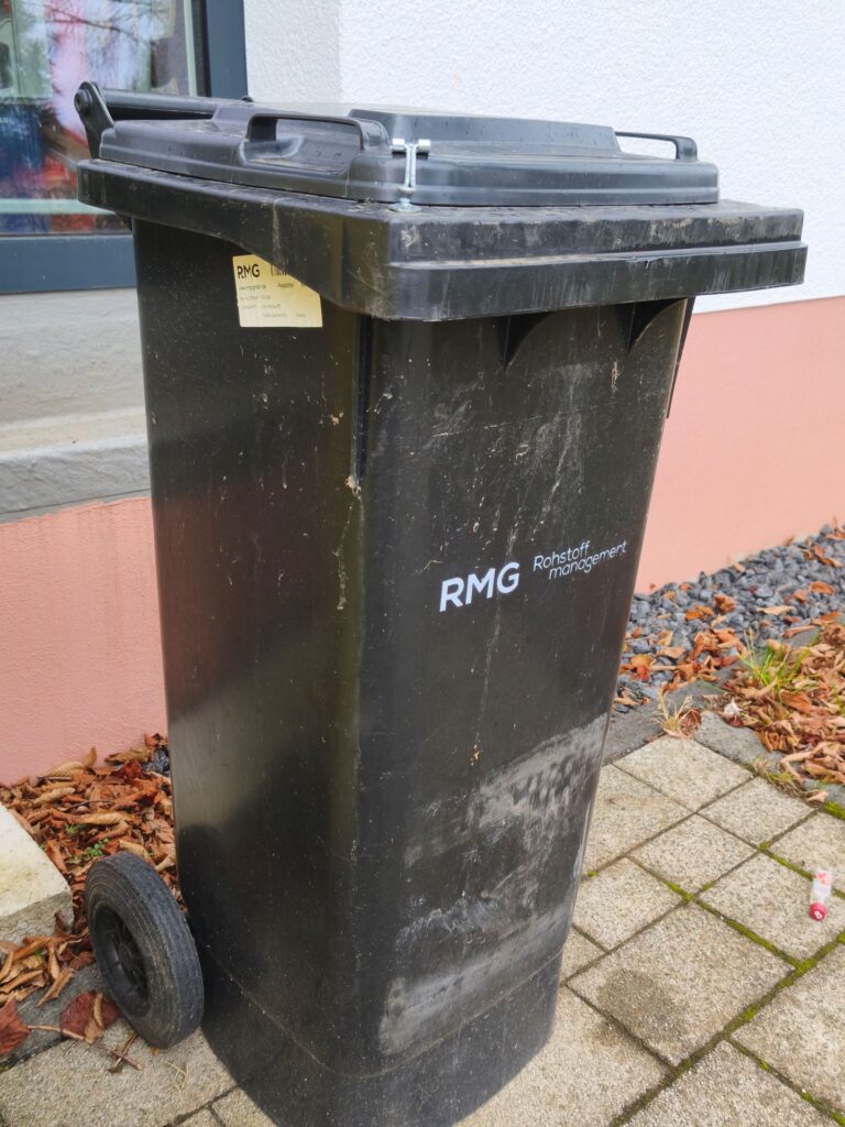 Abgetragene oder beschädigte Kleidung kann bedenkenlos in die graue Tonne geworfen werden. Darauf macht die Stadt Mechernich aufmerksam. Foto: Kerstin Rottland/pp/Agentur ProfiPress 