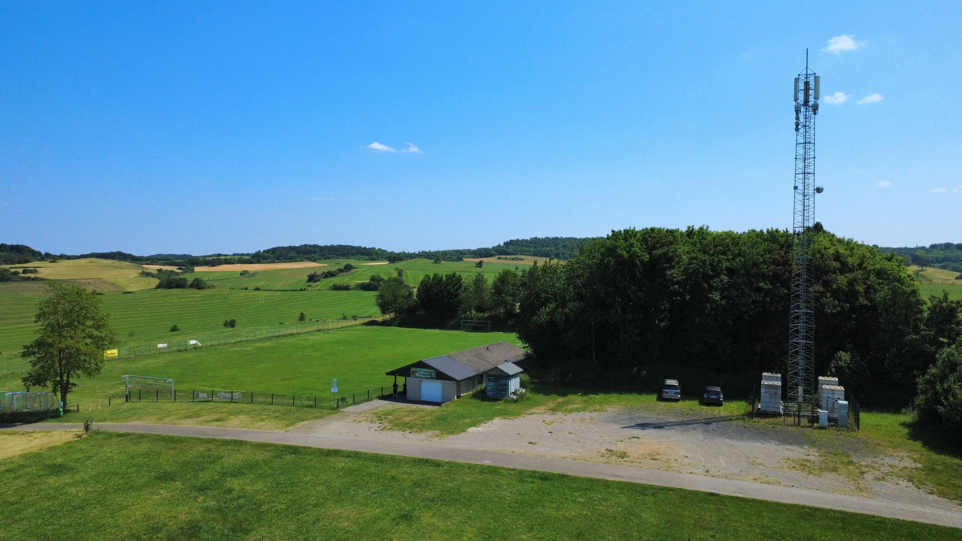 Der traumhaft gelegene Sportpark am Weyerstein. Hier bestreitet die Concordia seit mehr als 90 Jahren ihre Heimspiele. In diesem Jahr wird es gleichzeitig der Hauptaustragungsort der Jubiläumsfeierlichkeiten. Foto: SV Concordia Weyer/Ingo Keller/pp/Agentur ProfiPress