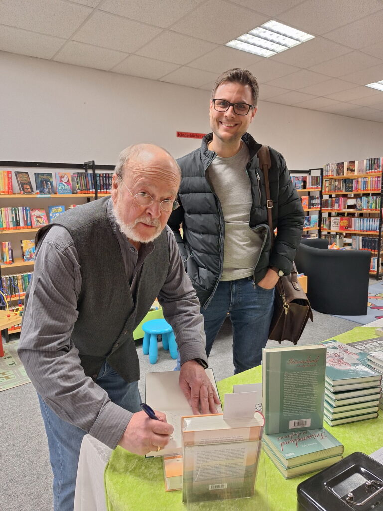 Verstanden sich auf Anhieb: Rheinländer Michael Fingel (r.), seines Zeichens Bürgermeister der Stadt Mechernich, und Manfred Lang (l.), „Native-Speaker“ und Buchautor, in der Stadtbücherei Mechernich. Foto: Kerstin Lehner/pp/Agentur ProfiPress