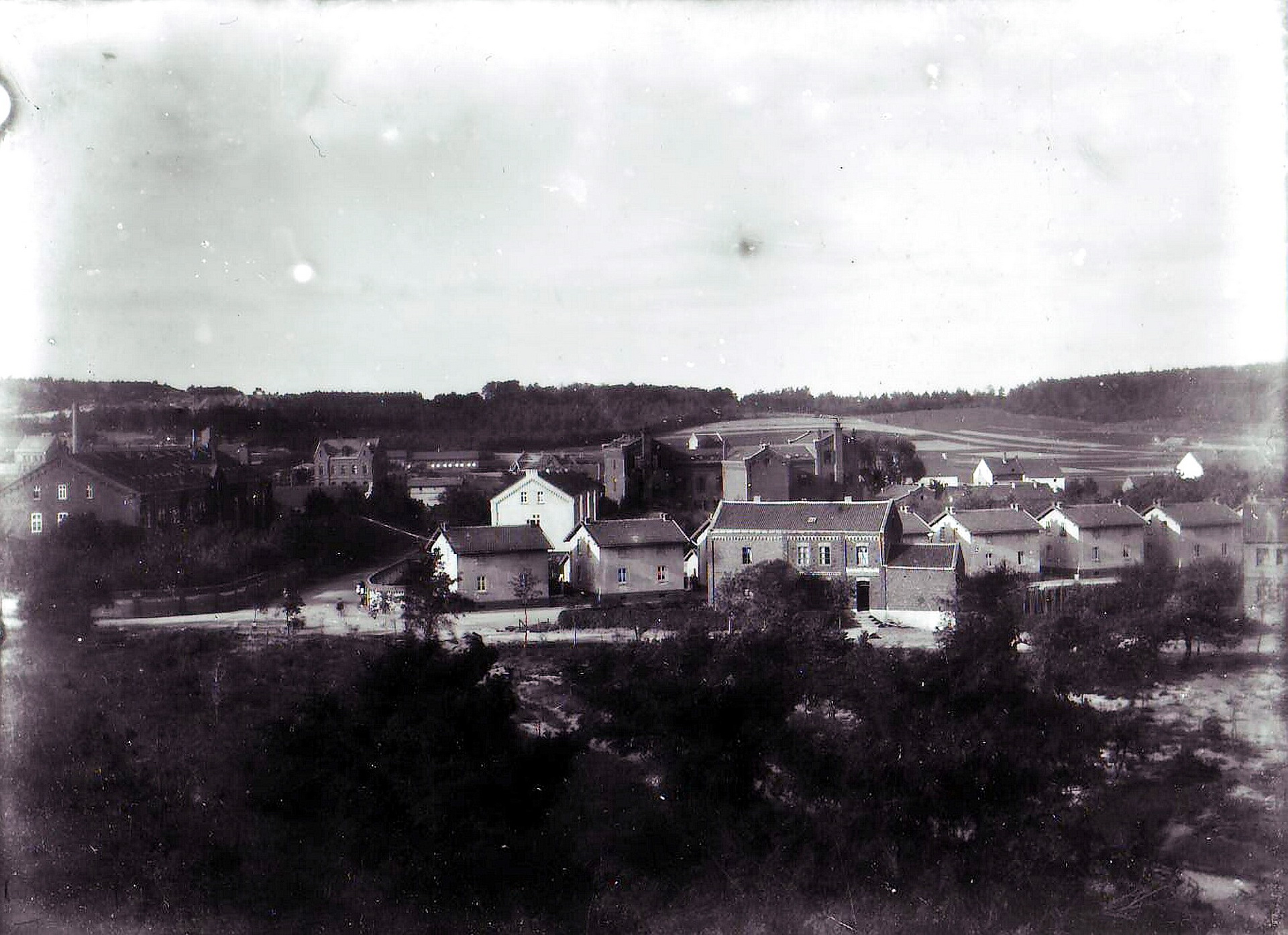 1882 errichtet, bot die Schlaf- und Speiseanstalt (links) auswärtigen Bergleuten Unterkunft und Verpflegung – ein Instrument zur Bindung dringend benötigter Arbeitskräfte. Rechts hinter den Arbeiterreihenhäusern der Bergstraße, das frühere Krankenhaus von Mechernich, an dessen Stelle sich heute das Seniorenheim „Kreuserstift“ befindet. Das frühere Krankenhaus wurde am 21. August 1971 niedergelegt. Repro: Stadtarchiv/pp/Agentur ProfiPress