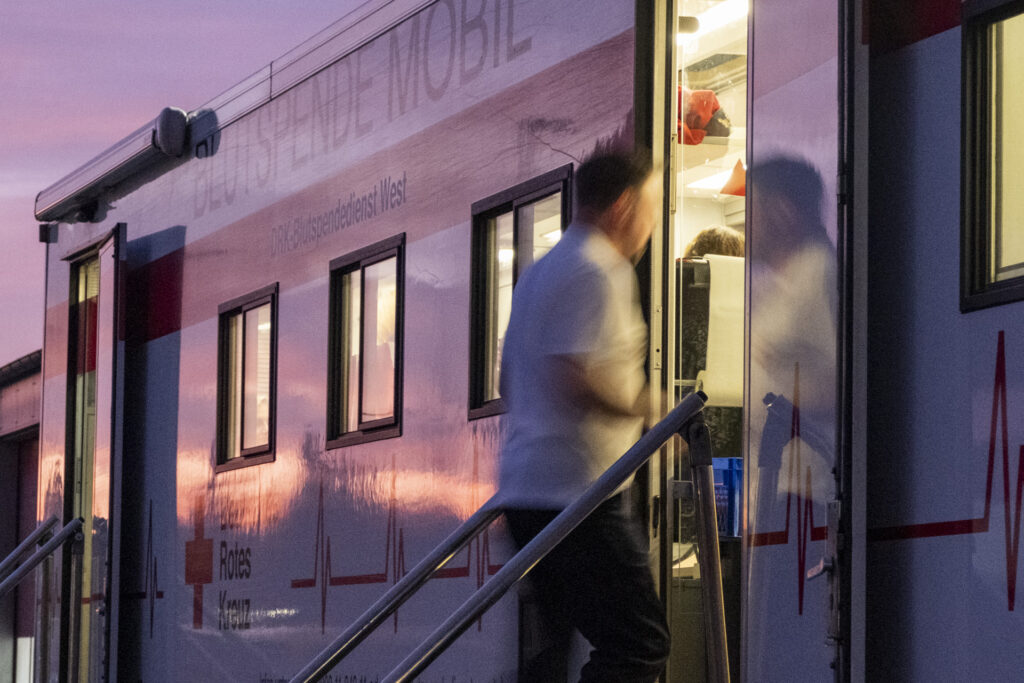 Das Blutspende-Mobil rollt erneut an: Denn vor Ostern sind im Kreis Euskirchen drei Blutspendetermine angesetzt: Am Mittwoch, 1. April, in Mutscheid und an Gründonnerstag, 2. April, in Hellenthal und Euskirchen. Foto: Ronald Larmann/pp/Agentur ProfiPress