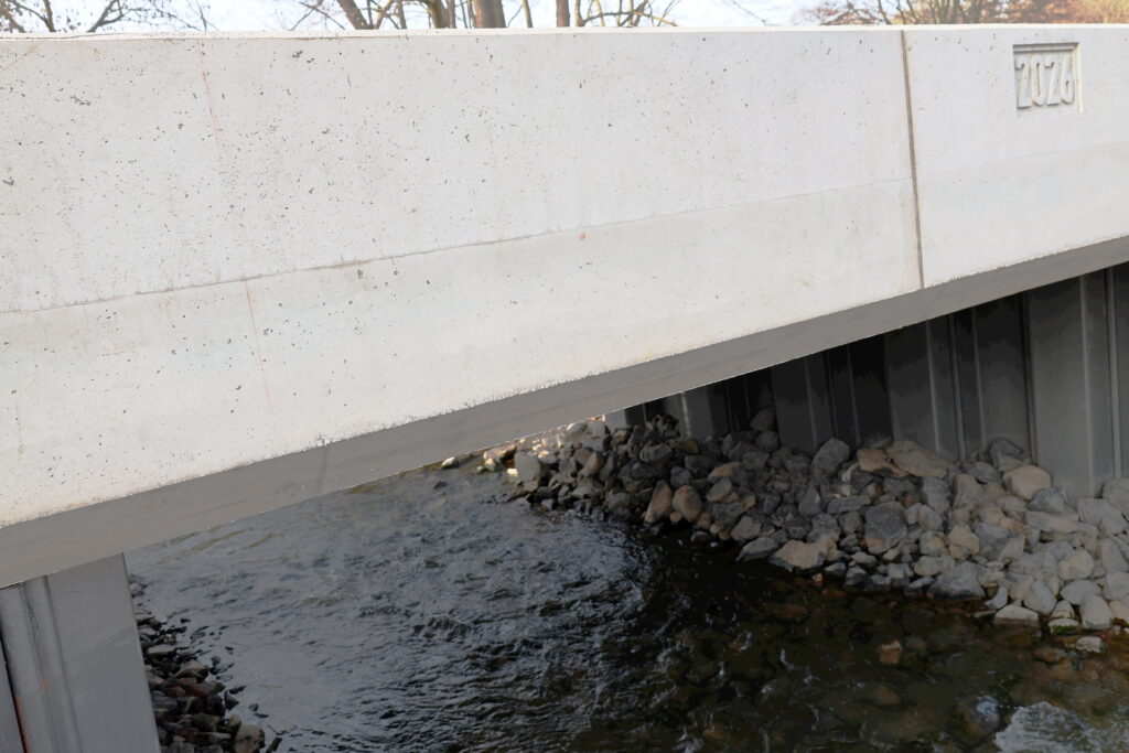 Impression der Betonbrücke, die nun nahe Burg Veynau über den Veybach führt. Foto: Steffi Tucholke/pp/Agentur ProfiPress