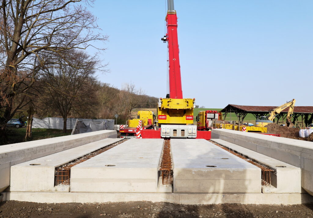 Vier Fertigbetonteile, insgesamt 100 Tonnen schwer, wurden mit einem Schwerlastkran auf die Widerlager der Brücke aufgelegt. Foto: Steffi Tucholke/pp/Agentur ProfiPress