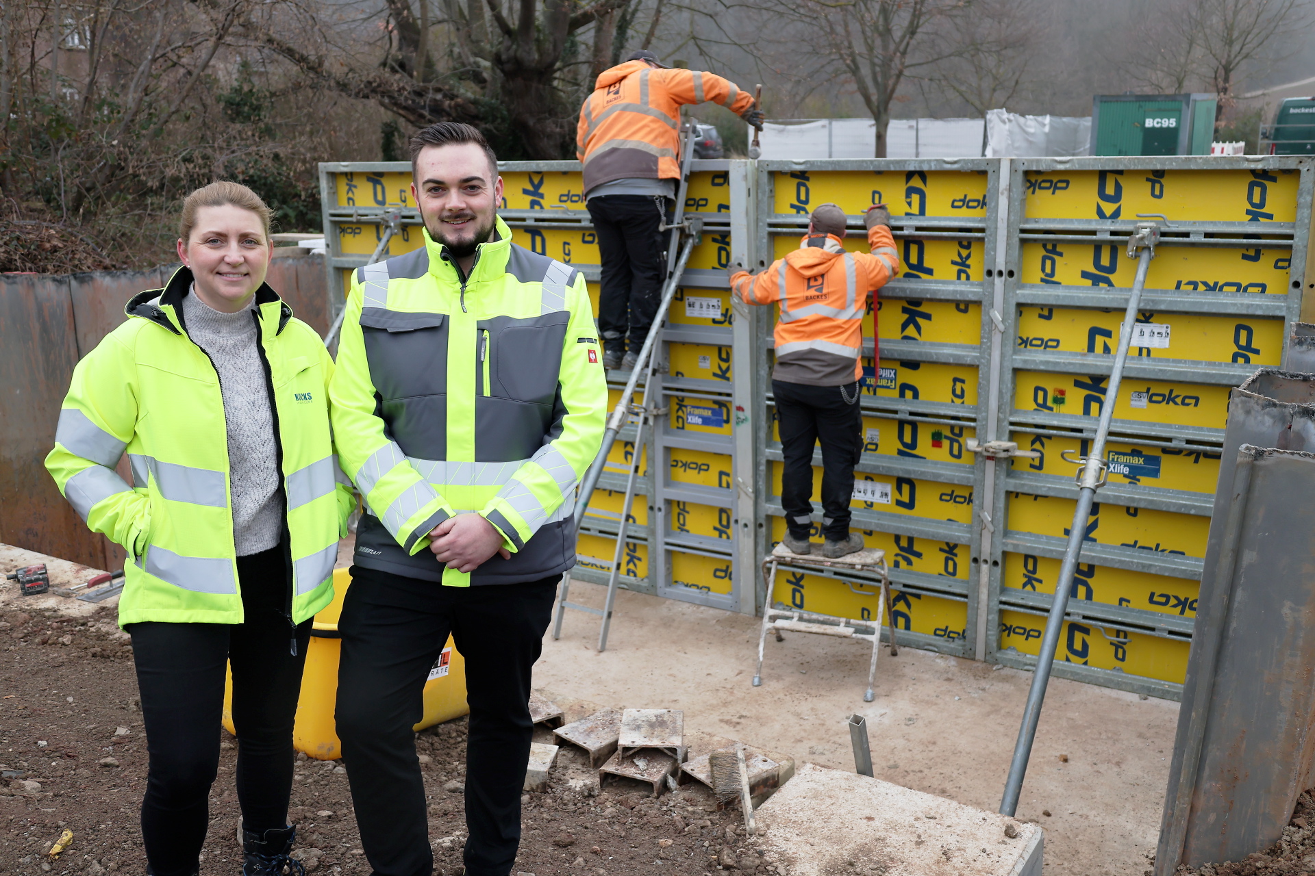 Irma Schmidt und Marvin Pärschke vor den Spundwänden, die nach den Betonierarbeiten von Mitarbeitern der Firma Backes wieder abgebaut werden konnten. Foto: Steffi Tucholke/pp/Agentur ProfiPress