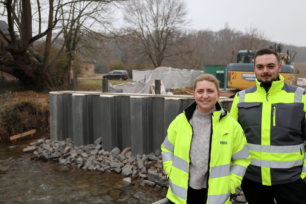Irma Schmidt und Marvin Pärschke auf der Behelfsbrücke über den Veybach. Links im Hintergrund die knorrige Linde, die wohl der älteste Baum im Kreis Euskirchen ist. Foto: Steffi Tucholke/pp/Agentur ProfiPress