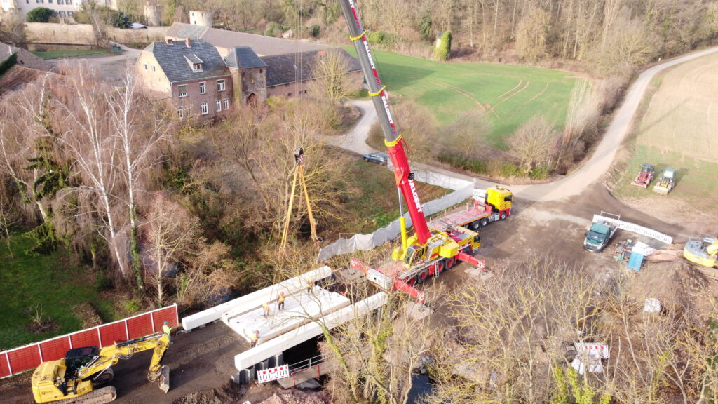 Ein Meilenstein des Brückenbaus ist geschafft. Mitte April soll die Brücke nahe Burg Veynau wieder befahrbar sein. Foto: Benjamin Wunsch/Kocks Consult GmbH/pp/ProfiPress