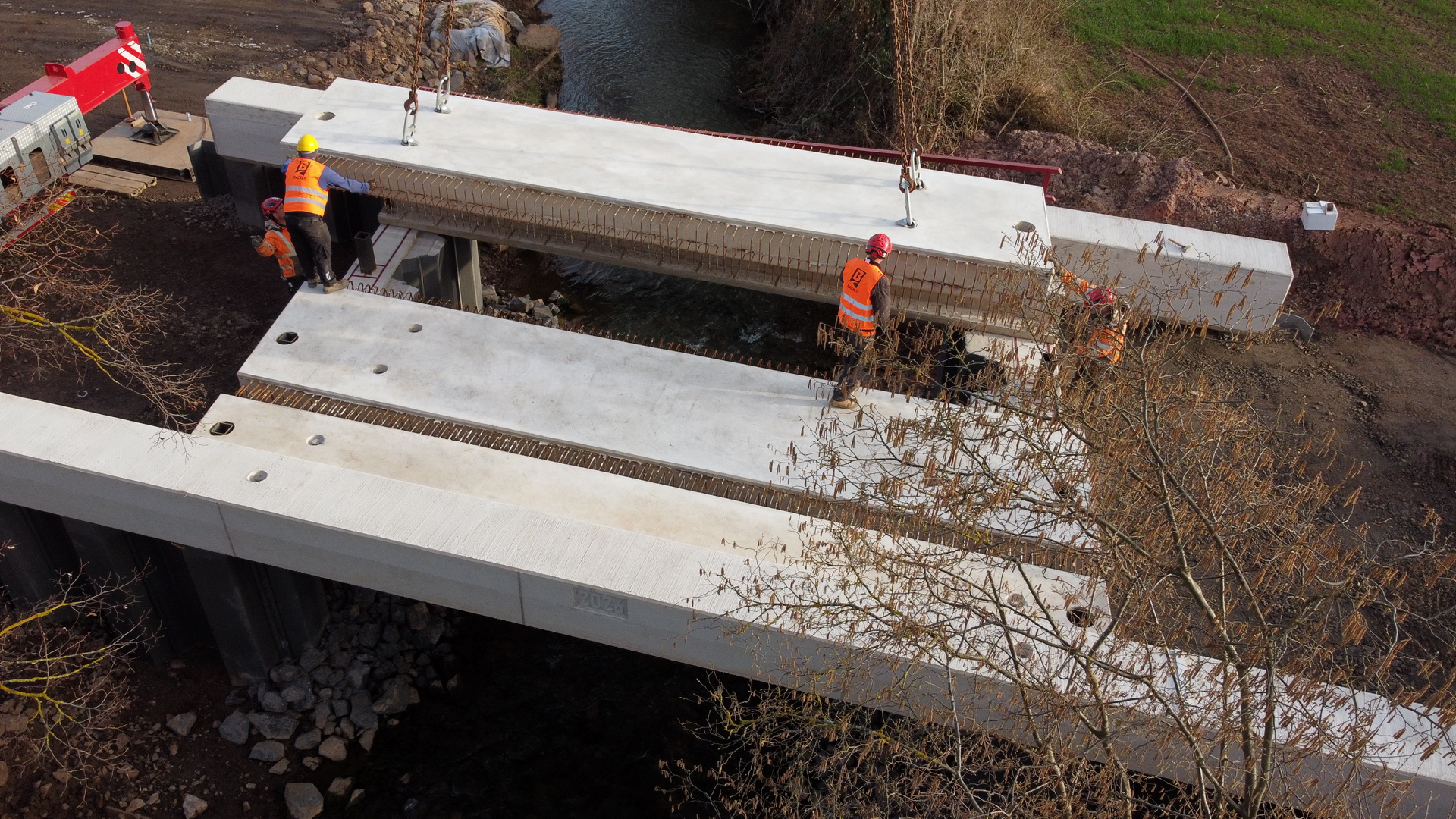 Millimetergenau mussten die Stahltaschen der Betonteile auf die Widerlager der Brücke passen. Foto: Benjamin Wunsch/Kocks Consult GmbH/pp/ProfiPress