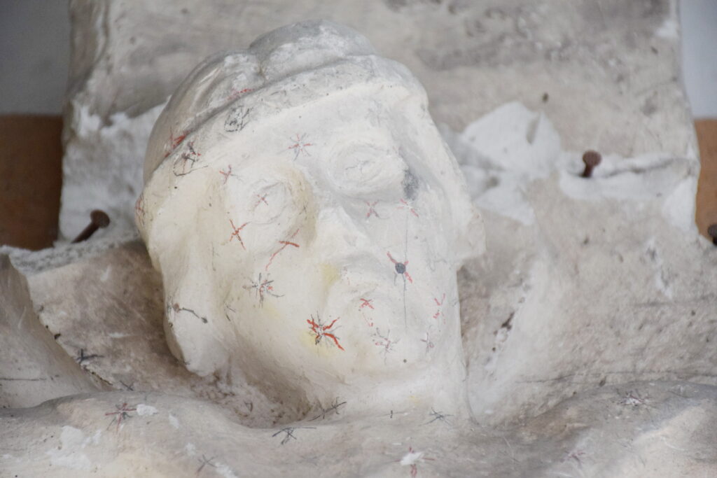 Noch heute sind die Markierungen gut erkennbar, die Adolf Meyer eingezeichnet hat, um die die Formen der Gipsvorlage in Stein zu übertragen. Foto: Kirsten Röder/pp/Agentur ProfiPress