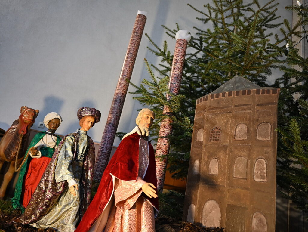 Die Mechernicher Kirchenkrippe zeigt seit Jahren auch von Sakristan Marco Sistig und Gebäudemanager Mario Fuß geschaffene Bergbaurelikte. Hier ließ Krippenarchitekt Pfarrer Erik Pühringer Caspar, Melchior und Balthasar im Schatten von Malakowturm, „Langem Emil“ und „Kurzem Carl“ vorbeiziehen. Archivfoto: Manfred Lang/pp/Agentur ProfiPress