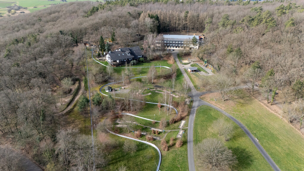 Das Areal Eifeltor soll behutsam weiterentwickelt werden. Die Familie Barth möchte am 1. April in die Saison starten. Auch das Hotel wird weiterbetrieben. Foto: Ronald Larmann/pp/Agentur ProfiPress