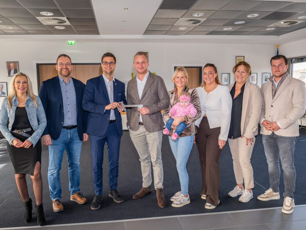 Strahlende Gesichter im Rathaus: Bürgermeister Michael Fingel (3.v.l.) übergab einen symbolischen Schlüssel an Roland Barth umrahmt von der persönlichen Referentin Manuela Holtmeier (v.l.), dem Beigeordneten Thomas Hambach, Barths Schwester Michelle Kaiser und ihrer Tochter Emily, Schwester Monique Kipp, Mutter Erna Kipp und Schwager Anthony Kaiser. Foto: Ronald Larmann/pp/Agentur ProfiPress