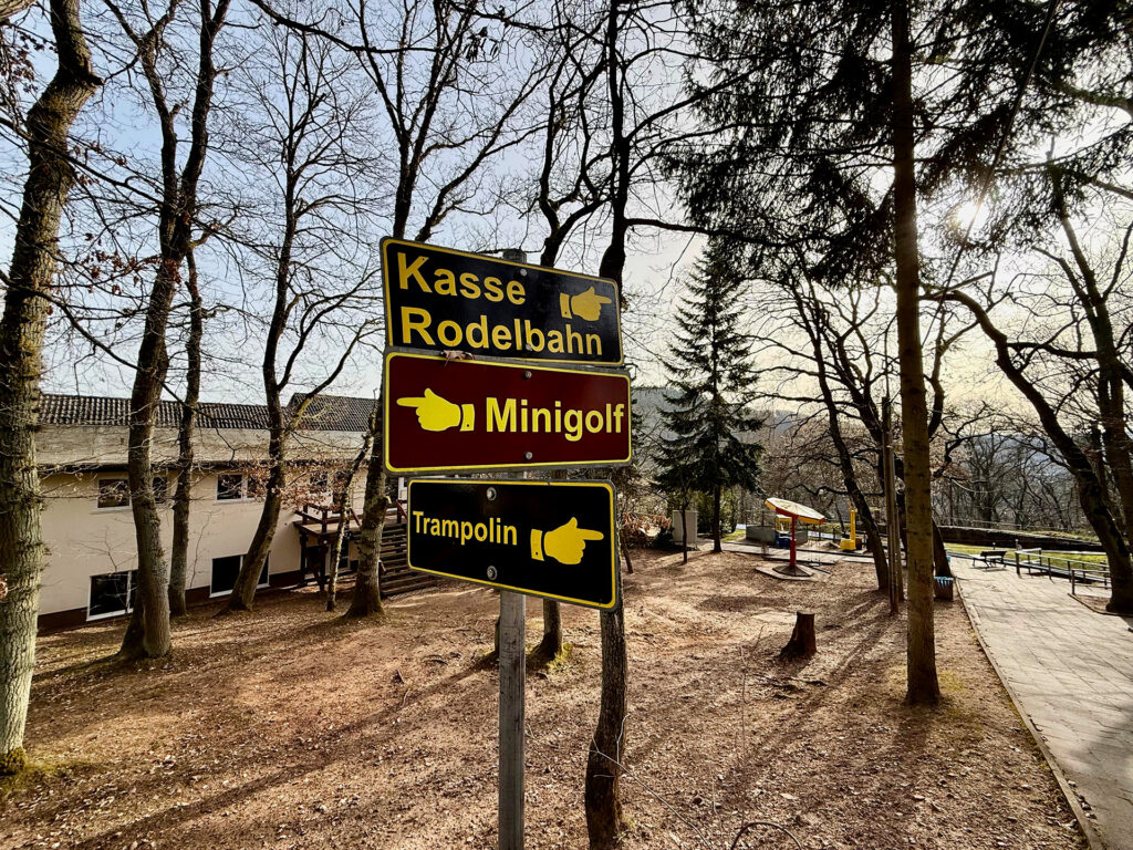 Rodelbahn, Minigolf und Trampolin: Die neue Betreiberfamilie wird die bestehenden Freizeitmöglichkeiten weiterführen und möchte das Areal mit eigenen Attraktionen aufwerten. Foto: Marvin Becker/pp/Agentur ProfiPress