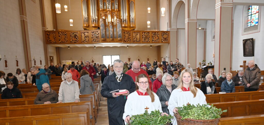 Mit Palmzweigen in den Händen und in großen Körben voller Buchsbaum zieht die Gemeinde in die Mechernicher Johanneskirche ein. Foto: Manfred Lang/pp/Agentur ProfiPress