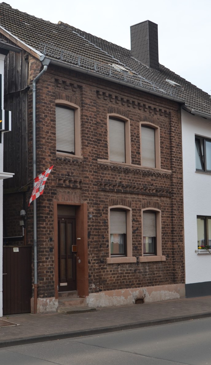 Eines der ersten Arbeiterhäuser in der Weierstraße von 1860. 1871 bis etwa 1888 folgte der Bau der Bergstraße und ihrer Arbeiterwohnungen. 1882 entstanden in der Friedrich-Wilhelm-Straße Wohnhäuser für die Beamten des Mechernicher Bergwerks-Actienvereins (MBAV). Foto: Peter-Lorenz Könen/pp/Agentur ProfiPress