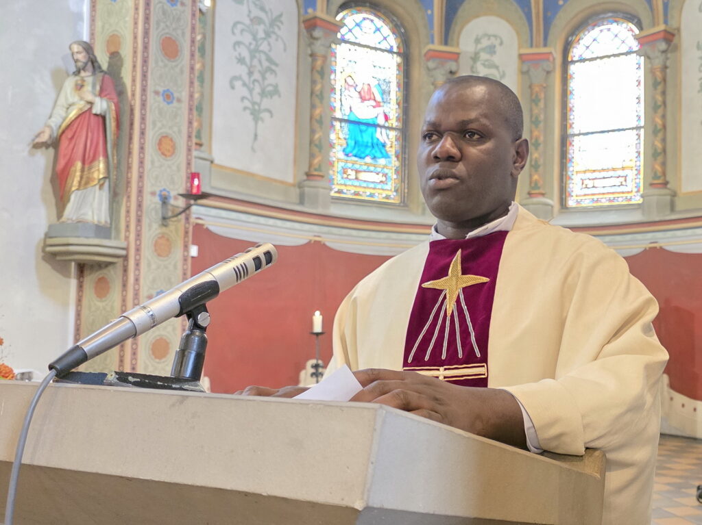 Father Patrick Mwanguhya (40) von der Communio in Christo predigte am Morgen über Marias Zitat „Was er euch sagt, das tut!“ bei der Hochzeit von Kana. In dem kurzen Satz vereine sich die ganze Frohe Botschaft des neuen Testaments: „Wenn wir vor schwierigen Entscheidungen stehen, hilft uns Maria, über emotionale Reaktionen hinauszugehen. Sie ermutigt uns zu fragen, was Gott gefällt, und fördert so Integrität und moralische Klarheit.“ Foto: Manfred Lang/pp/Agentur ProfiPress