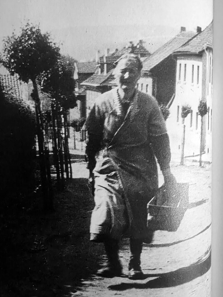 „Grieth“ Feuser war Tochter eines Mechernicher Bergmanns und wuchs in einer Zeit auf, in der Arbeit kein Mittel zur Selbstverwirklichung war, wie heute, sondern eine schlichte Notwendigkeit, sich zu ernähren und zu überleben. Das Mechernicher Bleibergwerk bestimmte den Rhythmus des Ortes, den Alltag der Familien, die Grenzen des Denkbaren. Lohnarbeit bedeutete Abhängigkeit, Frauenarbeit blieb weitgehend unsichtbar. Bildung endete für viele Kinder früh – besonders für Mädchen. Repro: Sabine Roggendorf/pp/Agentur ProfiPress