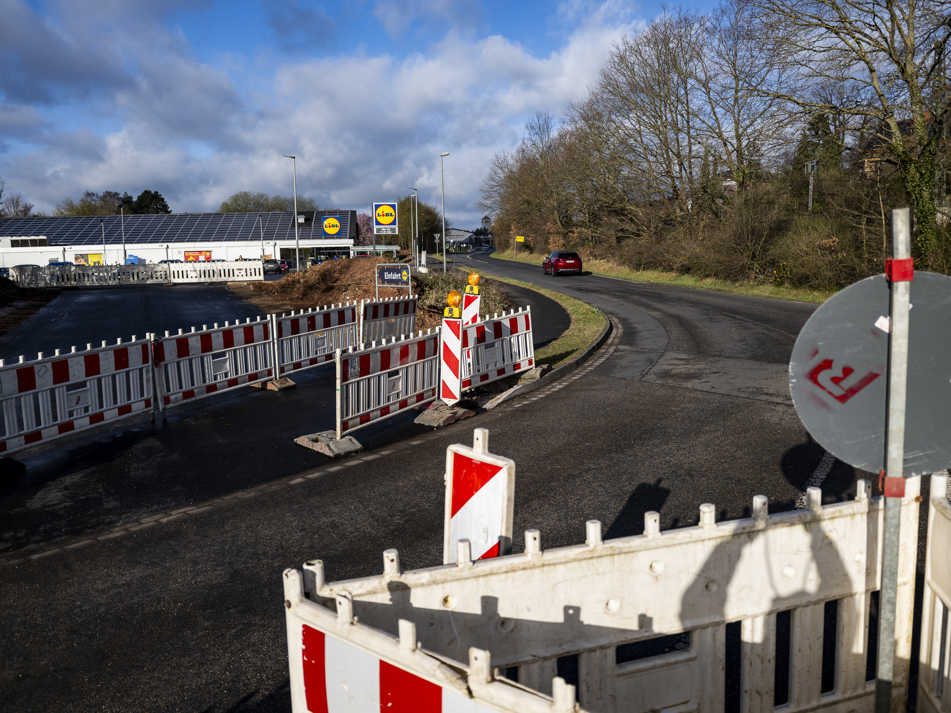 Warnbaken und Baustellenschilder sind die Vorboten für die Baumaßnahmen Feytalstraße. Die Sperrung für den ersten Bauabschnitt erfolgt ab dem 30. März, der Lidl und die Gewerbebetriebe bleiben erreichbar. Foto: Ronald Larmann/pp/Agentur ProfiPress