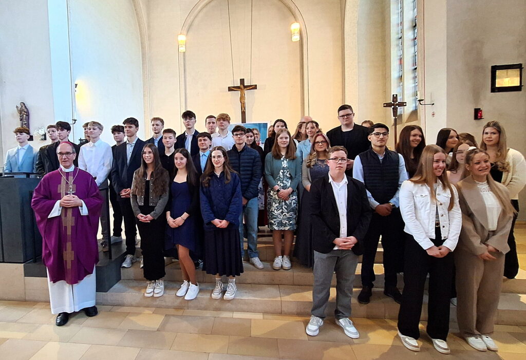 33 Jugendliche – 16 Jungen und 17 Mädchen – empfingen am Sonntag in der Mechernicher Pfarrkirche das Sakrament der Firmung aus der Hand des Aachener Weihbischofs Karl Borsch. Fotos: Udo Jackels/pp/Agentur ProfiPress