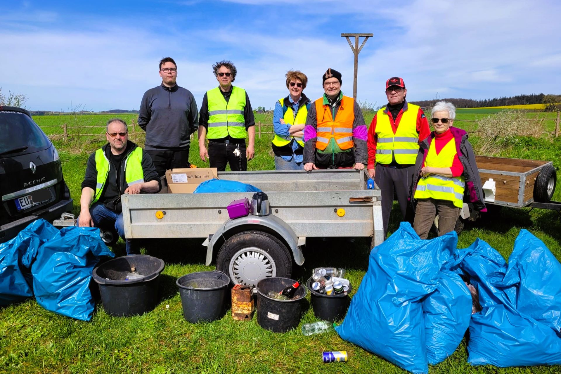 Das Archivbild zeigt Müllsammler und die Ausbeute des Frühjahrsputz 2024 in und um Roggendorf. Foto: Privat/pp/Agentur ProfiPress
