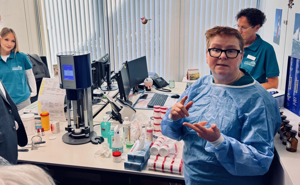 Wer sich in die Geheimnisse der Salben-Rezepturen und -Herstellung einführen lassen wollte, war bei Amtsapothekerin Stephanie Trutwin-Bornhöft richtig. Foto: Wolfgang Andres/Kreis Euskirchen/pp/Agentur ProfiPress