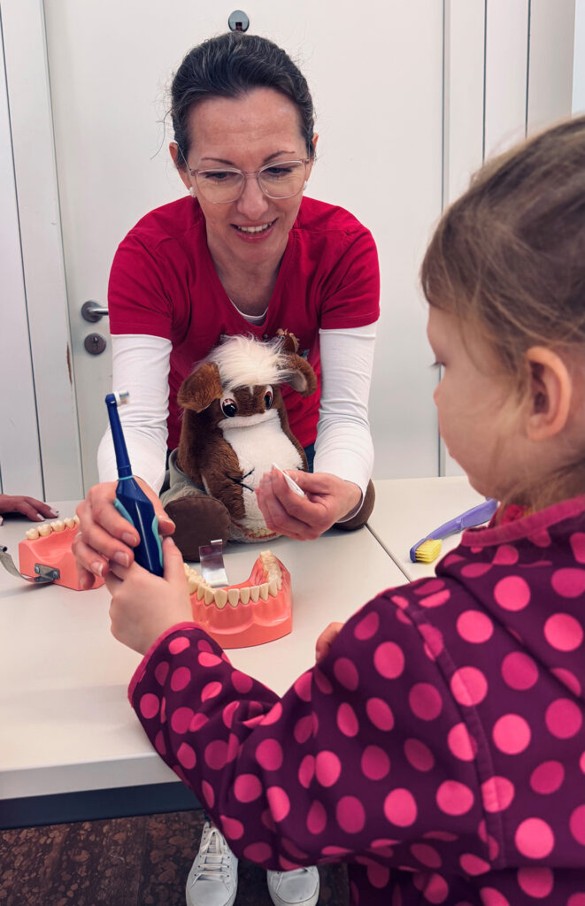 Wie putze ich meine Zähne richtig? Das übten die Kinder mithilfe von „Jimmy dem Zahnputzpferd“ am Stand des Vereins für Jugendzahnpflege. Foto: Wolfgang Andres/Kreis Euskirchen/pp/Agentur ProfiPress