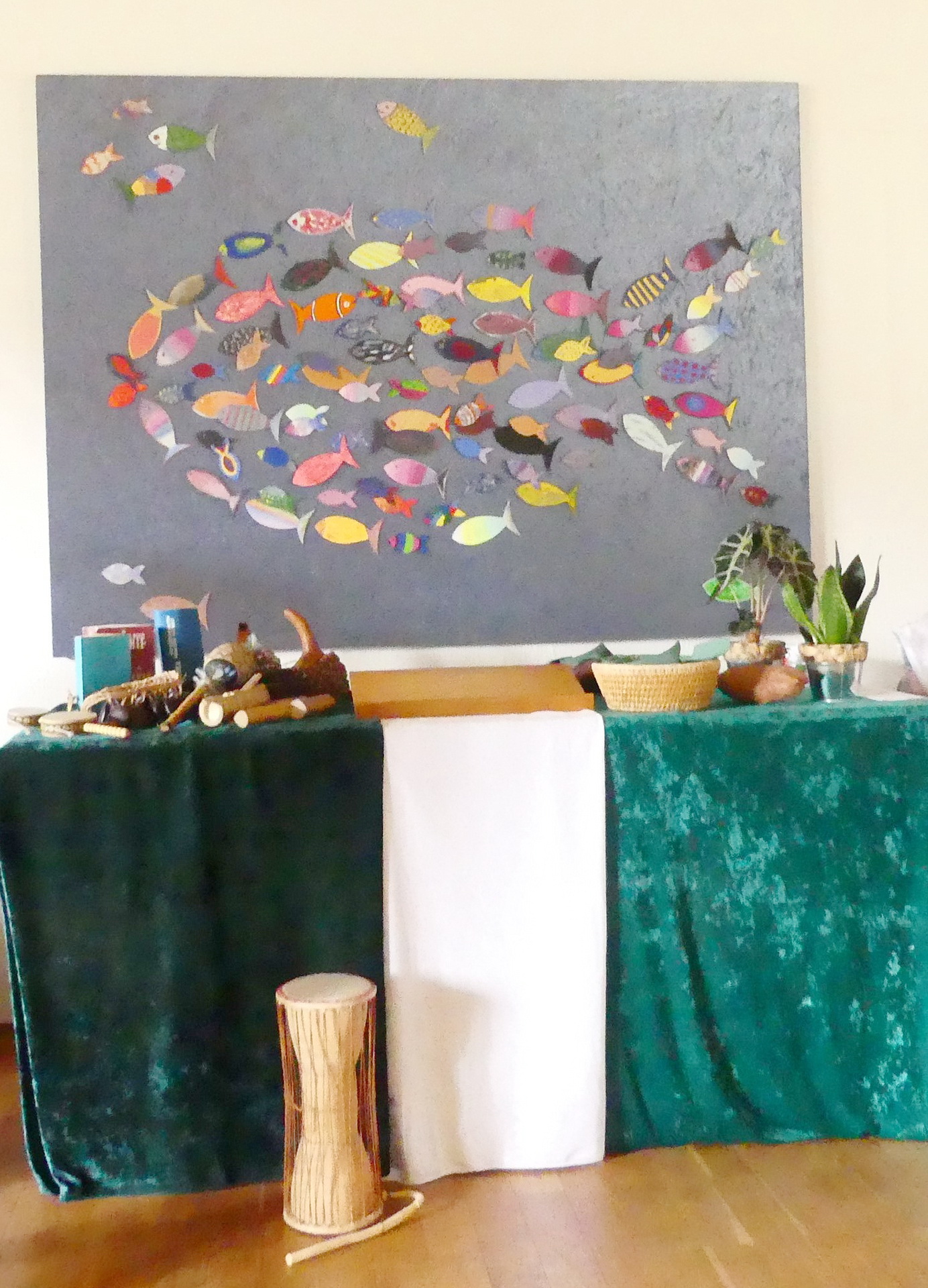 Ein besonderes Zeichen setzten die Frauen bereits beim Einzug in den Gottesdienst: Bibel, Kreuz und Weltgebetstags-Kerze werden in die Mitte der Kirche getragen und zu typischen Gegenständen, Musikinstrumenten, Büchern und Pflanzen, aus Nigeria gestellt. Foto: Martina Ernst/pp/Agentur ProfiPress