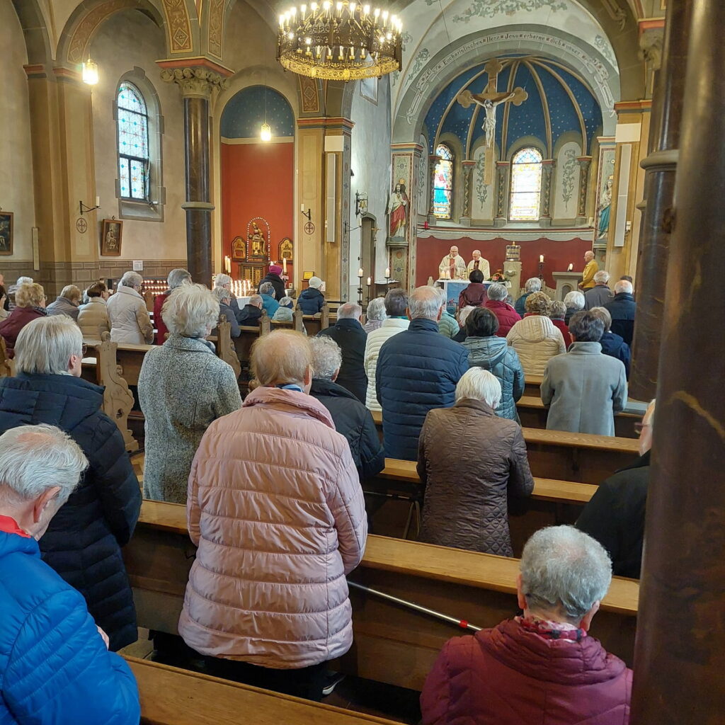 „Darum kommen Menschen nach Kallmuth. Nicht weil sie glauben, dass hier alle Schwierigkeiten verschwinden. Sondern weil sie spüren: Hier kann ich meine Sorgen hintragen. Hier kann ich mein Leben Jesus und seiner Mutter anvertrauen. Hier darf ich auf Rat hoffen …“ hieß es in der eucharistischen Andacht mit Manni Lang. Foto: Robert Ohlerth/pp/Agentur ProfiPress
