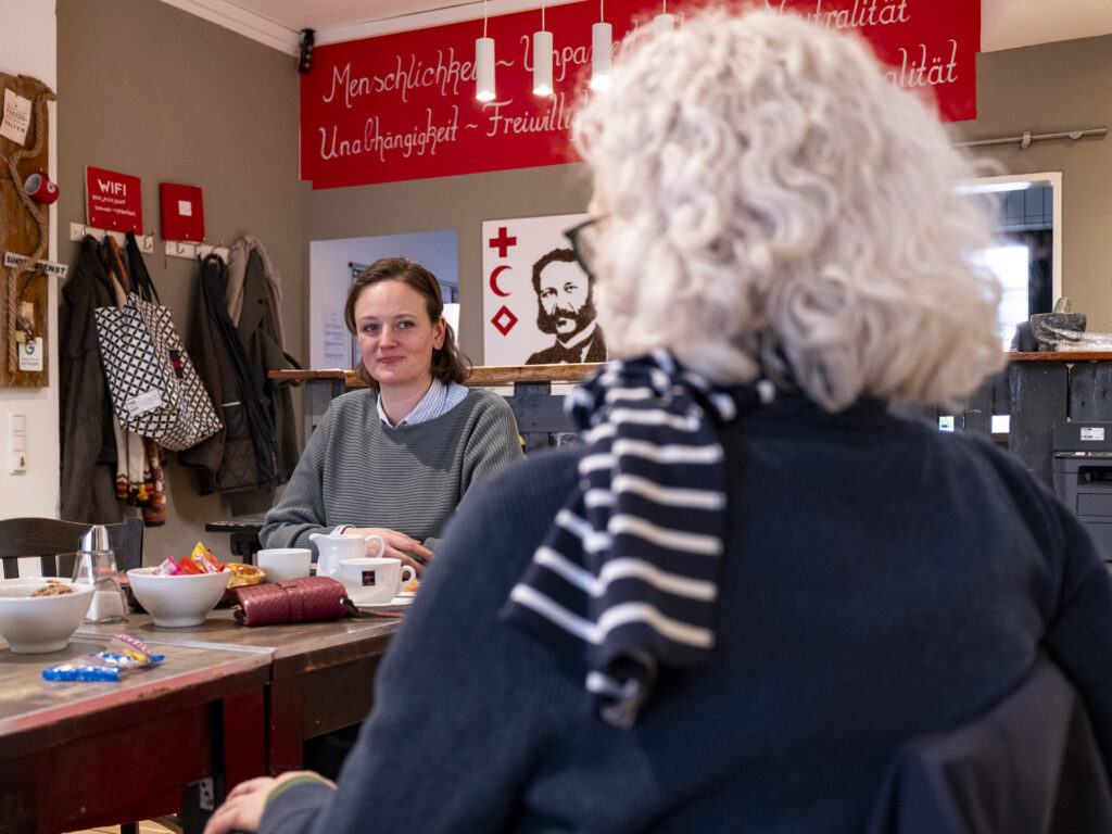 Im Café Henry moderiert DRK-Mitarbeiterin Janine Frackmann den Stammtisch „Gemeinsam – Einsam“. Bei Kaffee und Knabbereien treffen sich hier jeden dritten Samstag im Monat Menschen, um neue Kontakte zu knüpfen und gemeinsam Zeit zu verbringen. Foto: Ronald Larmann/pp/Agentur ProfiPress