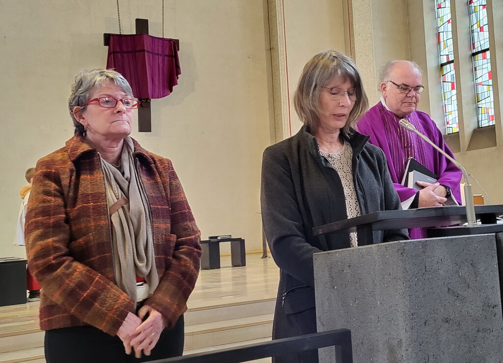 Vor Informationstag und indischem Festessen im Johanneshaus wird in der Kirche nebenan Misereor-Gottesdienst gefeiert, hier sind Martina Ernst (v.l.), Astrid Monter und Pfarrer Erik Pühringer 2024 während der Fürbitten zu sehen. Foto: Manfred Lang/pp/Agentur ProfiPress
