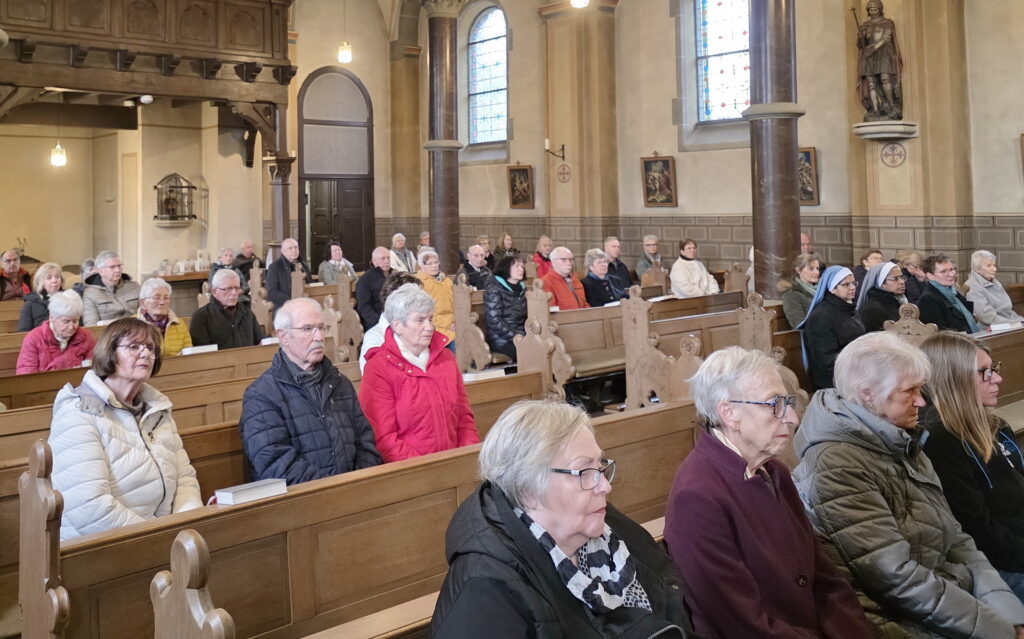 Zur „Mutter des guten Rates“ nach Kallmuth pilgerten dieses Jahr am so genannten „Schmerzensfreitag“ um die 300 Gläubige aus der Umgebung des Mechernicher Bleiberges. Schon die Pilgerfrühmesse um 8.30 Uhr war gut besucht. Foto: Manfred Lang/pp/Agentur ProfiPress