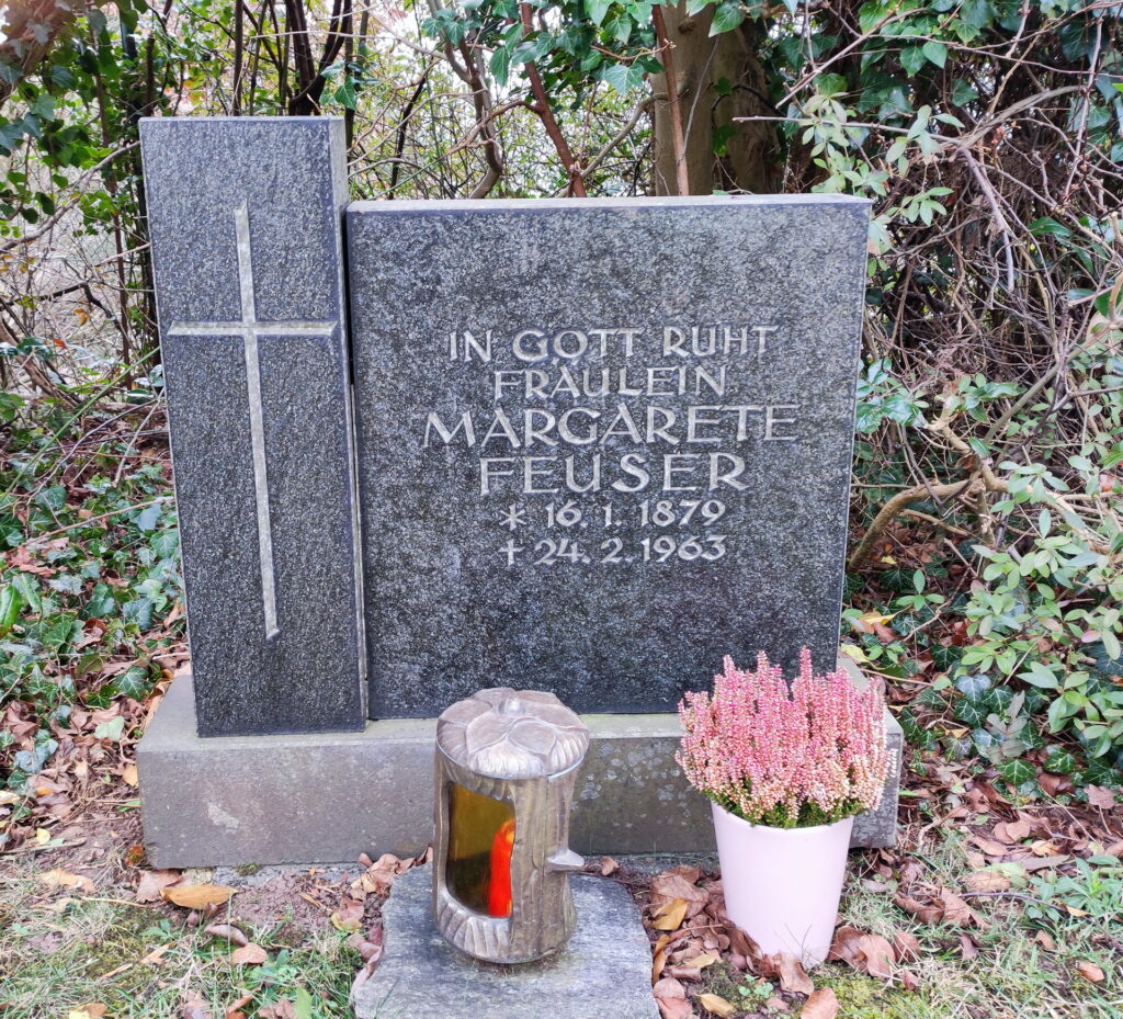 Den Grabstein von Feuser Gret hat die Stadt in der Nähe der Alten Kirche am Rand des Friedhofs zur Erinnerung wiederaufgestellt und dauerhaft gesichert. Foto: Peter-Lorenz Könen/pp/Agentur ProfiPress