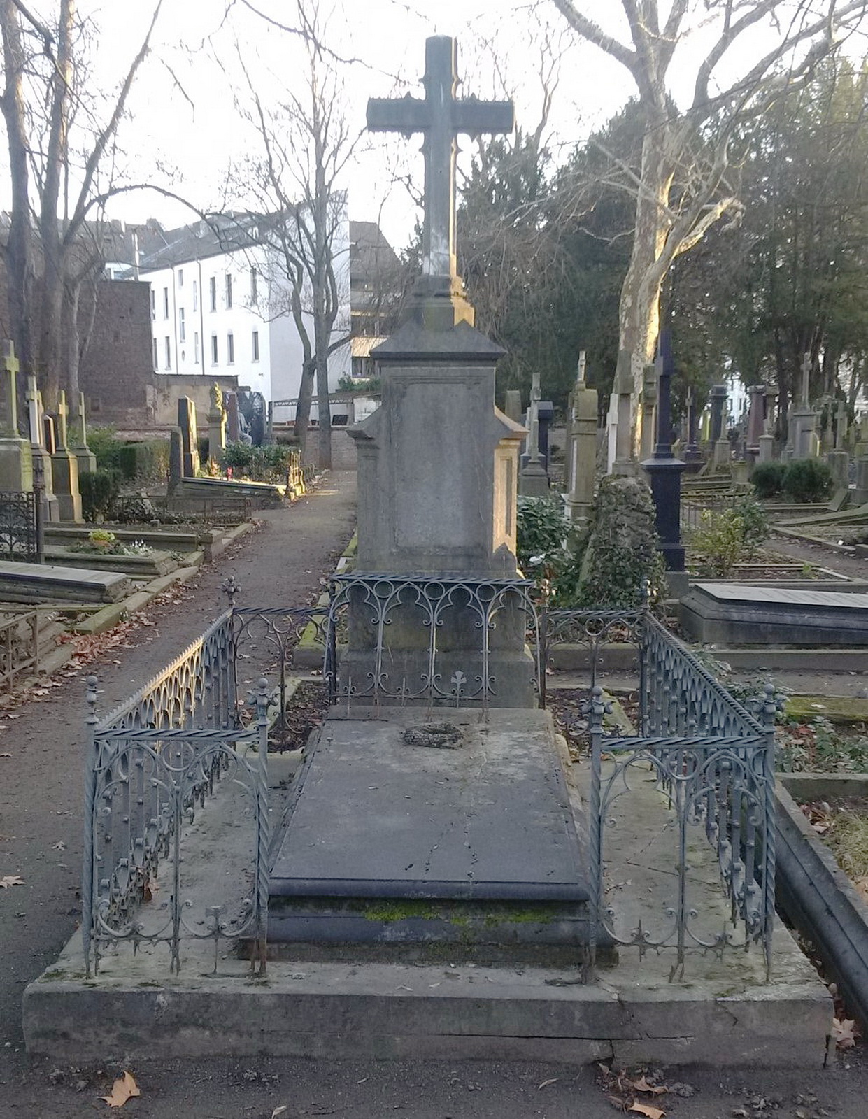 Letzte Ruhestätte von Johann Hilarius Kreuser († 1888) in Bonn. „Er war ein Lebemann“, schreibt Regionalhistoriker Peter Lorenz Könen in seinen Bergbaukundlichen Informationsblättern, und wechselte häufig die Wohnorte. Von seinem Geburtsort Glehn wechselte er nach Bonn, Brühl-Vochem, Bonn, Baden-Baden und Bonn, wo er 1874 eine Grabstätte auf dem alten Friedhof kaufte. Im Dezember desselben Jahres verstarb seine Frau Josephine, geb. Jochims. Ihr folgte 1888 Johann Hilarius Kreuser. Der jüngste der Gebrüder, Matthias Werner Kreuser, war ein ruheloser Kaufmann. Vom Geburtsort Glehn verzog er nach Kommern, Köln, Braunschweig, Sachsenhausen, Blankenburg und Erbach am Rhein. 1884 verstarb er in Erbach im Rheingau und wurde dort beigesetzt. Foto: Peter-Lorenz Könen/pp/Agentur ProfiPress