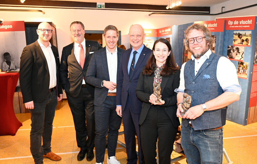 Stolze Preisträger/innen und Laudatoren bei der Verleihung des Castiglione-Preises im Rotkreuz-Museum Vogelsang (v. r.): Simon Jägersküpper, Yvonne Aregger, Dr. Volkmar Schön (Bundesverband), Landrat Markus Ramers, Dr. Alexander Schröder-Frerkes (Landesverband) und Bürgermeister Ingo Pfennings. Foto: Henri Grüger/pp/Agentur ProfiPress