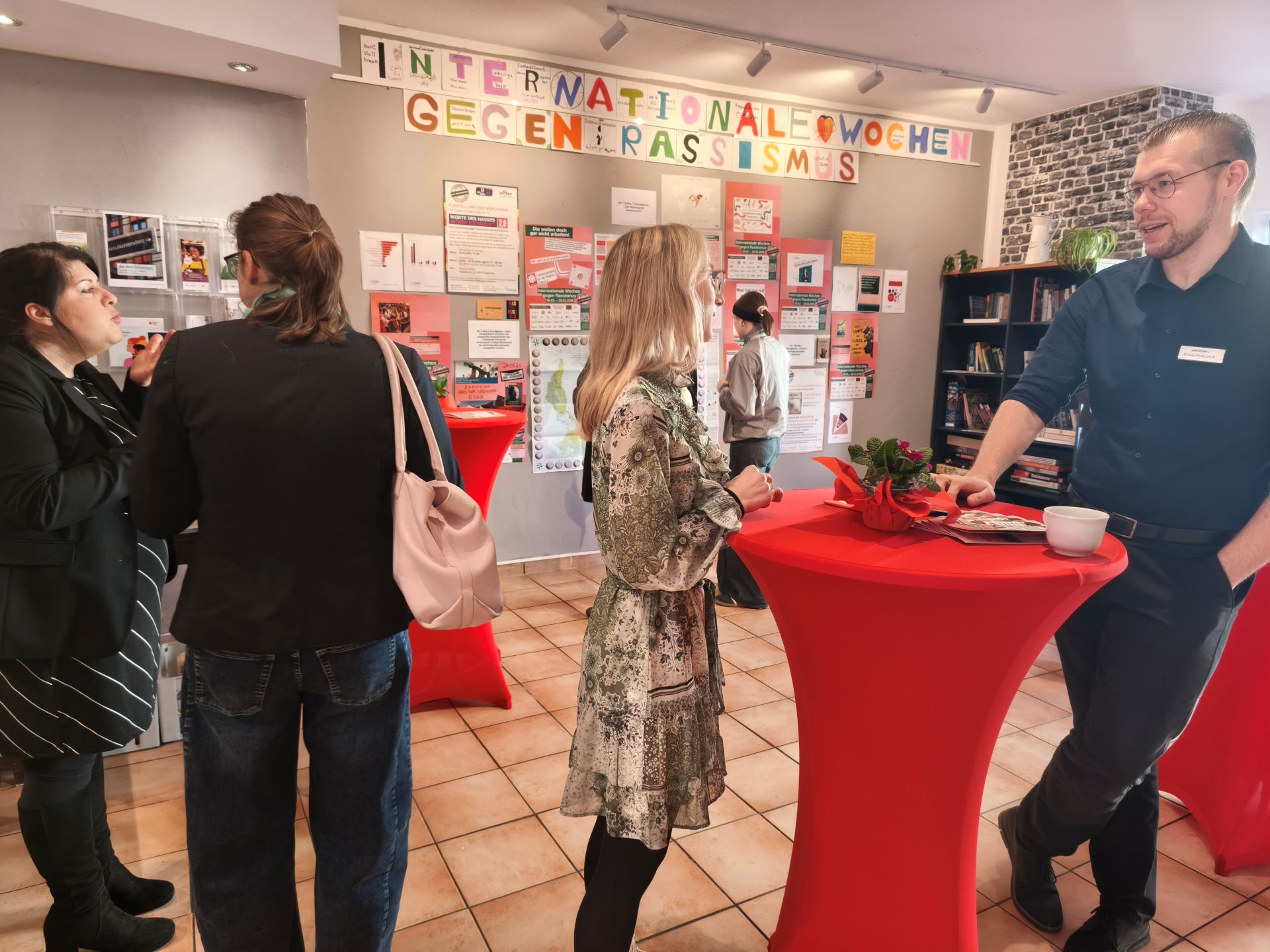 Im Haus der Begegnung des DRK Euskirchen fanden die Beteiligten beim Auftakt der Internationalen Wochen gegen Rassismus schnell ins Gespräch. Foto: Kerstin Rottland/pp/Agentur ProfiPress