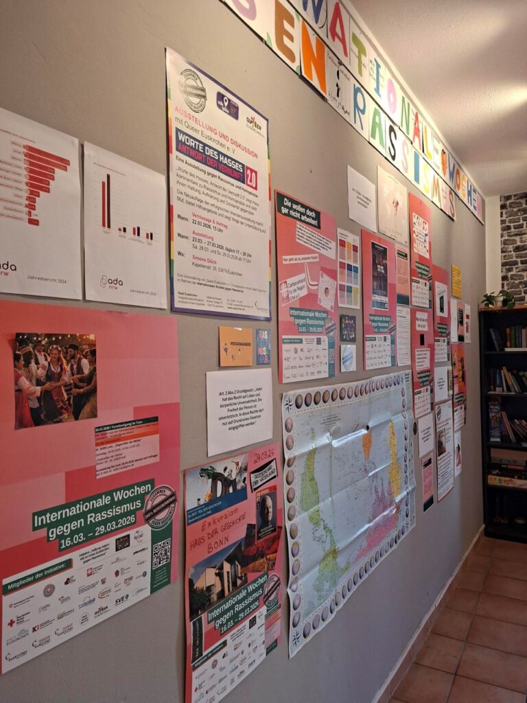 Ausstellung im Café Henry: Illustrationen und Statements aus der Antidiskriminierungsarbeit, abgebildet auf zahlreichen bunten Plakaten, zeigen, wo Menschen im Alltag Diskriminierung erleben – und was jeder Einzelne dagegen tun kann. Foto: DRK/pp/Agentur ProfiPress