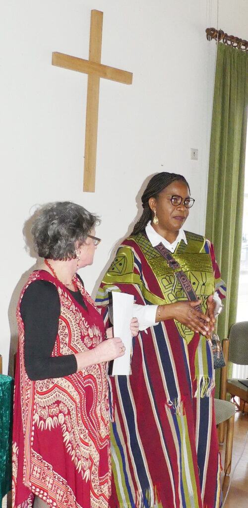 Die heute in Euskirchen wirkende Krankenschwester Ikechi Alaike berichtete von ihrem früheren Leben in Nigeria und ihrem Engagement für bessere Bedingungen bei der Geburtshilfe im Heimatland. Mitorganisatorin Martina Ernst interviewte sie. Foto: Privat/pp/Agentur ProfiPress