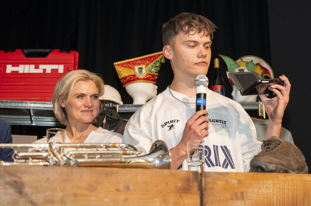 Mit dieser kleinen Konsole hat alles angefangen: Noel und Katja Dederichs zeigten, wie aus Social-Media-Leidenschaft ein Familienprojekt mit Millionenreichweite werden kann. Foto: Henri Grüger/pp/Agentur ProfiPress