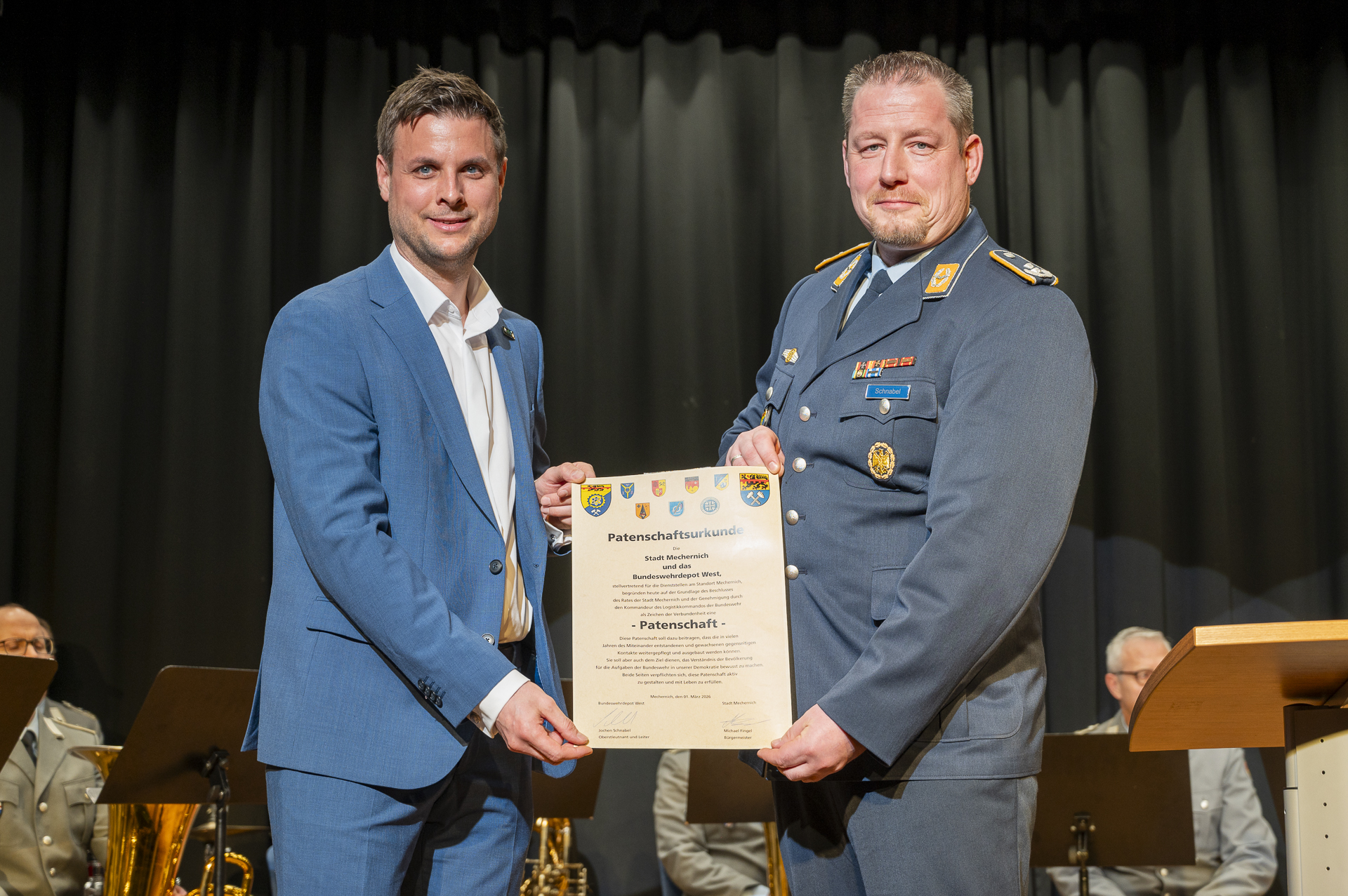 Ein starkes Zeichen der Verbundenheit: Bürgermeister Michael Fingel und Oberstleutnant Jochen Schnabel präsentieren die neu unterzeichnete Patenschaftsurkunde, ein Höhepunkt des gemeinsamen Jahresempfangs. Foto: Henri Grüger/pp/Agentur ProfiPress