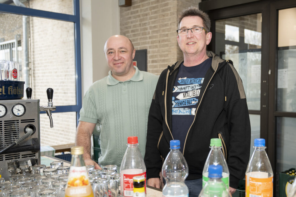 Im Foyer sorgten engagierte Helfer wie Frank Arndt (r.) und Eugen Maier vom städtischen Bauhof für die Bewirtung der Gäste. Foto: Henri Grüger/pp/Agentur ProfiPress
