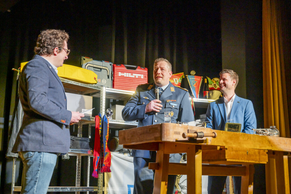 Oberstleutnant Jochen Schnabel (M.) und Bürgermeister Michael Fingel (r.) im Talk. Trotz schwieriger sicherheitspolitischer Themen kamen auch der Humor und das Mechernicher Wir-Gefühl nicht zu kurz. Foto: Henri Grüger/pp/Agentur ProfiPress