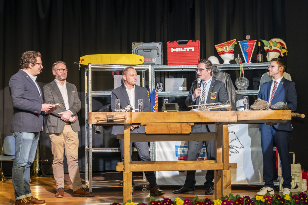 Talkrunde „Ehrenamt und Gemeinschaft“: Björn Wassong (v.r. Weyer), Stephan Rau (DLRG), Stefan John (Stadtsportbund) und Stephan Hüllenkrämer (MV Eicks) berichteten im Gespräch mit Moderator Ronald Larmann von Jubiläen, Projekten und der Bedeutung des Engagements für das gesellschaftliche Leben in Mechernich. Foto: Henri Grüger/pp/Agentur ProfiPress