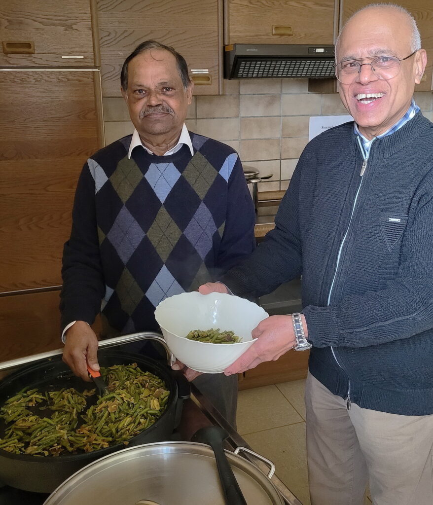 Traditionell bekochen die Familien aus der indischen Gemeinschaft in Mechernich die Besucher des Misereorsonntags mit traditionellen Gerichten vom Subkontinent, hier sind John Pujtussery und Joseph Ulavachmathil bei der Essensausgabe zu sehen. Archivfoto: Manfred Lang/pp/Agentur ProfiPress