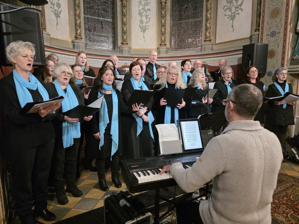 Freitagabend sangen und spielten die Musiker und Sänger von „Kakus Vokale“ unter der Leitung von Uli Schneider Marienlieder, Dietrich Bonhoeffers weltbekannte Abschiedsverse „Von guten Mächten wunderbar geborgen“, die „Schwarze Madonna“ und Nenas „Ich will leben“. Am Schluss erklang ein unter die Haut gehender Sprechgesang zur Charta der Vereinten Nationen unter dem Titel „Wir ziehen in den Frieden“. Foto: Manfred Lang/pp/Agentur ProfiPress