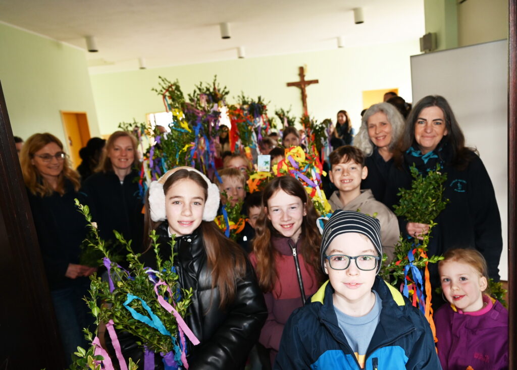 Rund 30 bis 35 „Pänz“ gestalteten gemeinsam mit ihren Eltern sowie Agnes Peters, Claudia Simon, Ramona Averbeck, Sandra Ottersbach und Monika Lünebach vom Familienmesskreis aus Buchsbaumzweigen, immergrünem Beiwerk und bunten Bändern ihre individuell gestalteten Palmstöcke, mit denen sie den in Jerusalem einziehenden Messias symbolisch begrüßten. Foto: Manfred Lang/pp/Agentur ProfiPress
