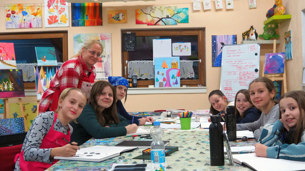 Melanie Reimann mit Kindern und Jugendlichen in ihrer Kreativ-Werkstatt Nordeifel in Obergartzem. Foto: Michael Nielen/pp/Agentur ProfiPress