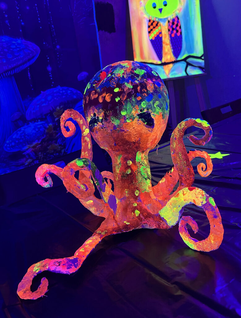 So entsteht auch mal ein Neon-Oktopus, der unter Schwarzlicht bunt leuchtet. Foto: Michael Nielen/pp/Agentur ProfiPress