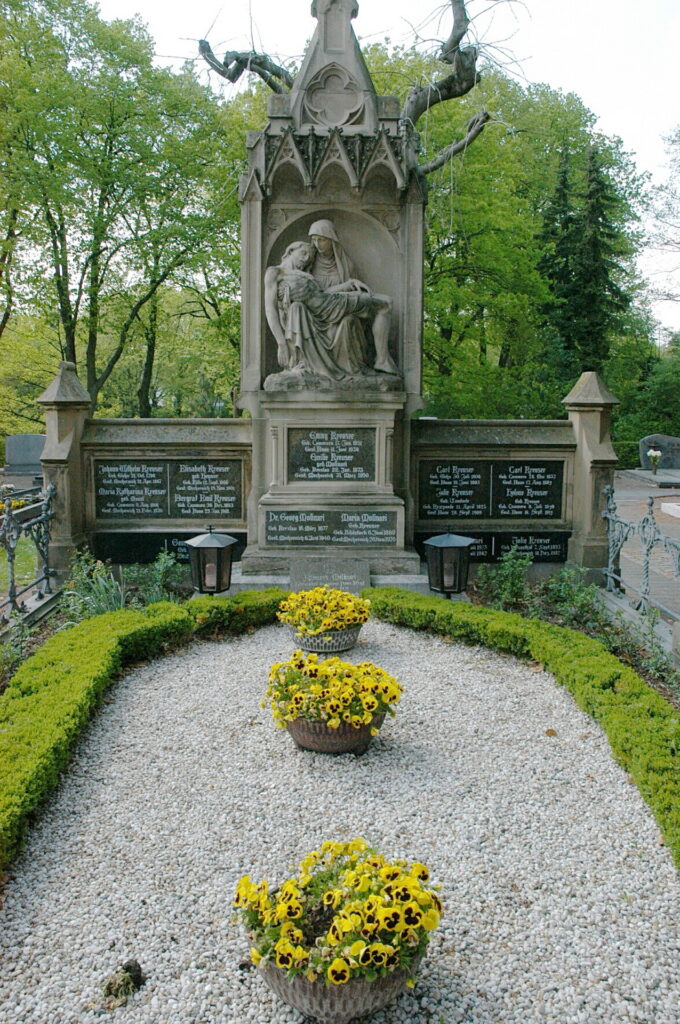 Die Familiengruft der Kreusers auf dem Mechernicher Friedhof – sichtbares, heute kaum beachtetes Zeugnis einer Unternehmerfamilie, die die Entwicklung der Stadt und der Region entscheidend prägte. Als die Gebr. Kreuser am 2. März 1858 der Mechernicher Kirchengemeinde ein Grundstück für den Neubau einer größeren Pfarrkirche sowie 9300 Taler für den Bau der Kirche anboten, stellten sie einige Bedingungen wie unter Punkt 2: „Einen für unsere Familie auf dem Kirchhofe anständigen Beerdigungsplan als unser Eigentum“. Die Familiengruft wurde gestaltet von dem Aachener Künstler G. Götting. Zwei der vier Gebrüder fanden dort ihre letzte Ruhestätte. Der älteste, Johann Wilhelm Kreuser, wurde dort beigesetzt, ebenso 1870 seine Frau Maria Katharina, geb. Mauel. Der zweitälteste Bruder Carl Kreuser sen. wurde 1893 auf dem neuen Friedhof in Bonn beigesetzt. Sein Sohn Emil Kreuser löste die Familiengrabstätte auf dem neuen Friedhof in Bonn in 1903 auf und seit diesem Jahr ruht auch die Familie Carl Kreuser sen. in der Familiengruft. Es stellt sich die Frage wo die jüngeren Brüder ihre letzte Ruhestätte fanden. Archivfoto: Manfred Lang/pp/Agentur ProfiPress
