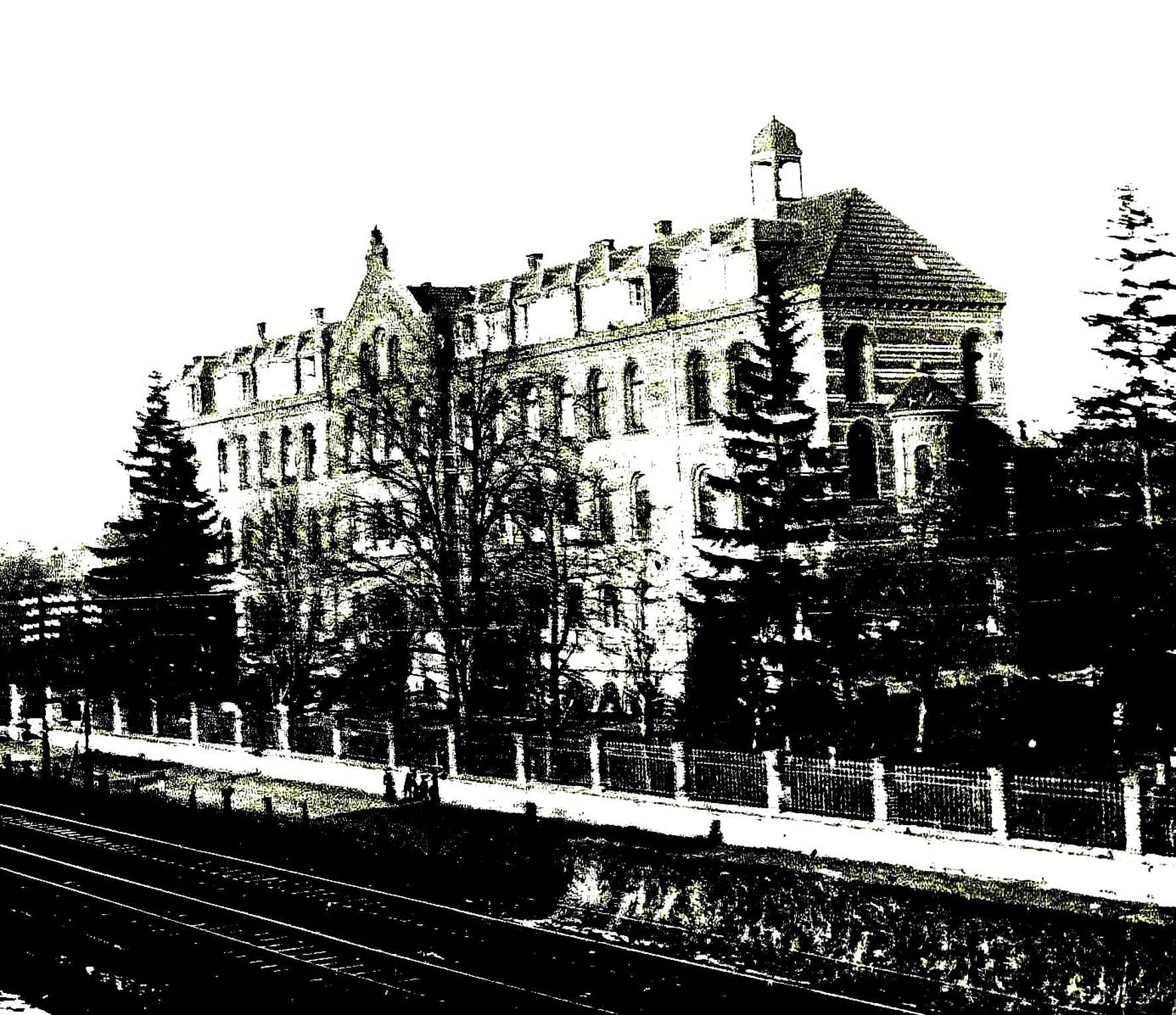 Das frühere Kreuserstift um 1912, heute Teil des Kreiskrankenhauses Mechernich parallel zur Bahnstrecke Köln-Trier-Saarbrücken. Repro: Stadtarchiv Mechernich/pp/Agentur ProfiPress