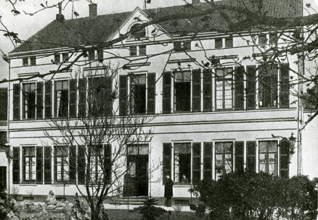 1858 bauten die vier Gebrüder Kreuser direkt neben dem Turmhof in der damaligen Dorf- und späteren Turmhofstraße diese repräsentative Villa für 15.725 Taler 1 Silbergroschen. Das Gebäude diente dem jeweiligen Generaldirektor des MBAV als Wohnsitz. Der erste Bewohner war Mathias-Werner Kreuser, der Jüngste der vier Gebrüder. Von 1861 bis 1893 bewohnte Generaldirektor Bergmeister a.D. Friedrich Wilhelm Hupertz die Kreuservilla. Ihm folgte der Generaldirektor Bergrat a.D. Emil Kreuser bis 1918. Nach Ende des 2. Weltkrieges fanden vier Familien dort eine Wohnung. 1964 dienten zwei Räume als provisorische Klassenräume des neuen Gymnasiums sowie ein Raum für die evangelische Volksschule. Die Kreuser-Villa wurde im Juni 1972 abgerissen. Repro: Stadtarchiv/pp/Agentur ProfiPress