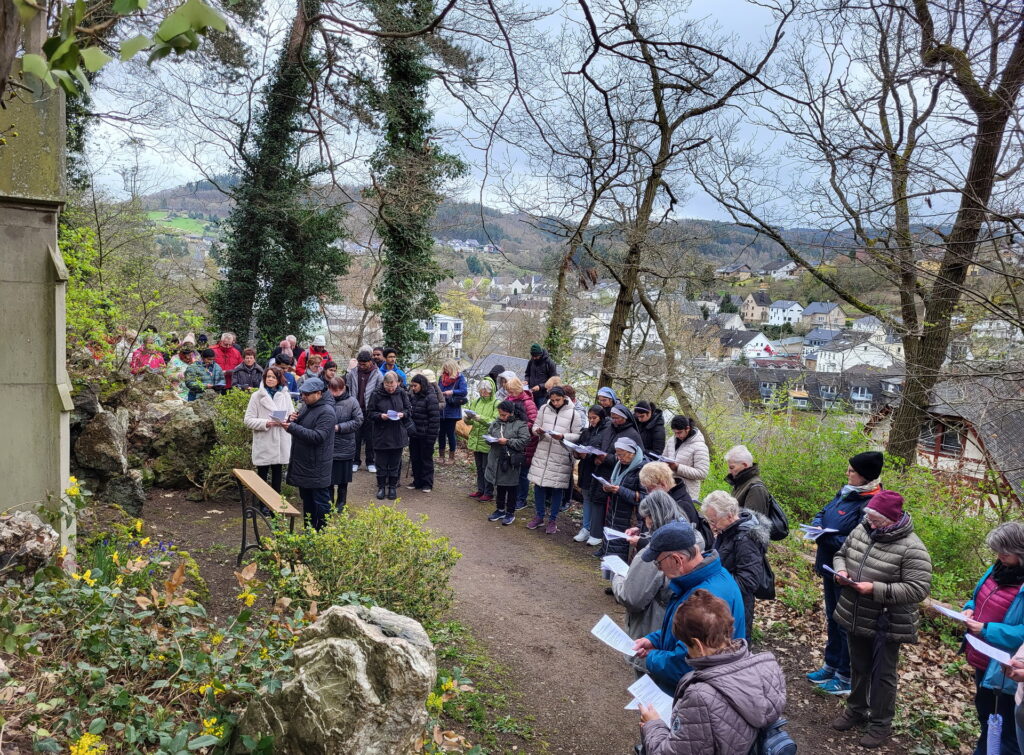 Wie hier im Jahre 2024 lädt die Communio in Christo am Karfreitag, 3. April, wieder zum gemeinsamen Kreuzweg nach Adenau und zu mehr Programm in Mechernich ein. Archivbild: pp/Agentur ProfiPress